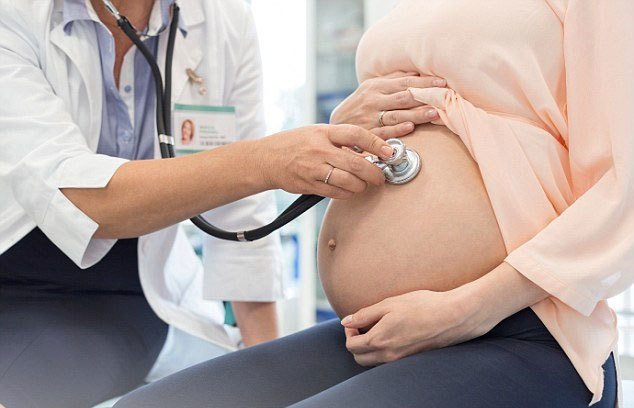 Phụ nữ sau 35 tuổi sinh con dễ gặp phải tình trạng dị tật thai nhi. Ảnh minh họa