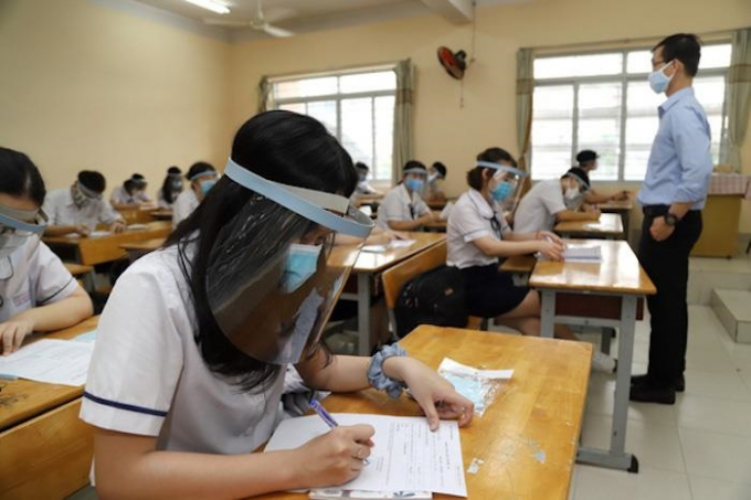 Trường THPT Trần Quang Khải (Quận 11, TP.HCM) trang bị 2.400 nón chống giọt bắn để học sinh đeo trong ngày đi học lại. (Ảnh: Dân Việt)
