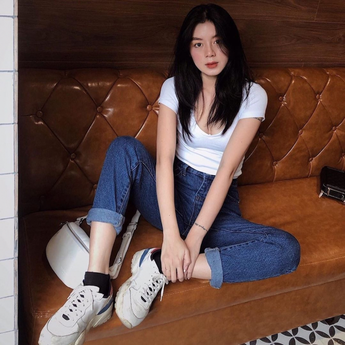 Huỳnh Như chỉ diện một chiếc T-shirt trơn màu, đi kèm là quần jeans tối giản nhưng trông quyến rũ chẳng kém khoác lên mình những bộ đồ hot trend.