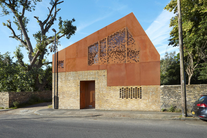 Tọa lạc trên một góc phố nhỏ tại Blockley (London, Anh), ngôi nhà thu hút bởi màu sắc nổi bật và những nét kiến trúc sắc sảo đầy cá tính.