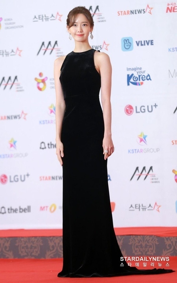 Trên thảm đỏ lễ trao giải Asia Artist Awards 2018, Yoona bất ngờ quý phái khi diện mẫu đầm đen tối giản. Dù thiết kế khá đơn giản và không có nhiều điểm nhấn đặc biệt nhưng Yoona vẫn thu hút mọi ánh nhìn.
