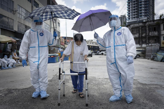 Các nhân viên y tế đưa một phụ nữ về nhà sau khi cô vừa đi xét nghiệm Covid-19 tại Kuala Lumpur, Malaysia, ngày 5/5. (Nguồn: AP)