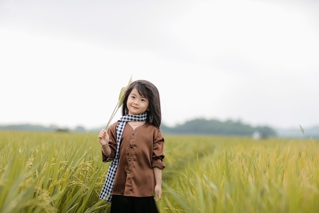 Giữa khung cảnh cánh đồng lúa rộng mênh mông, cô bé Nguyễn Thu Trang (4 tuổi) thoải mái nô đùa, vui chơi.