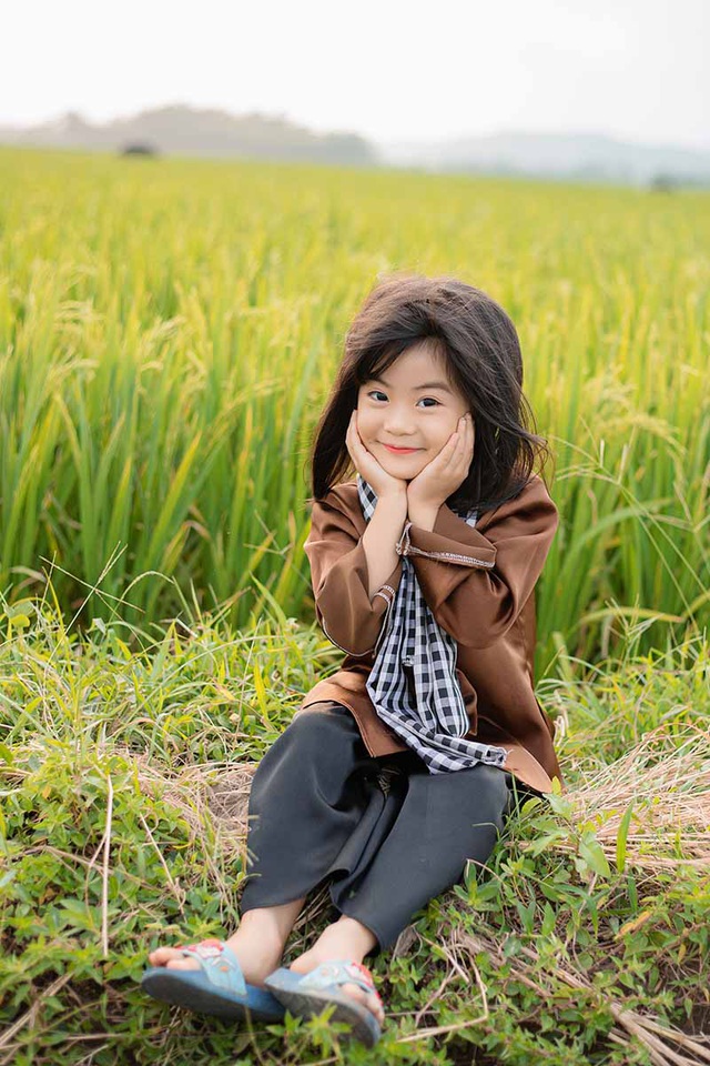 Bé Thu Trang xinh xắn với nước da trắng, đôi mắt to tròn, hồn nhiên và nụ cười vô tư.