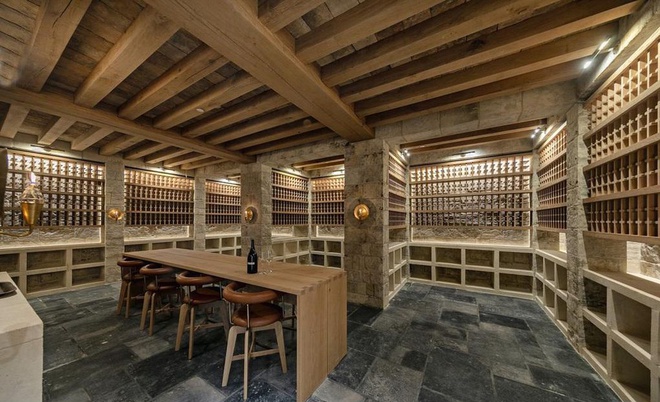Hầm rượu vang đồ sộ với sức chứa hàng nghìn chai là một tiện ích nổi bật để tô điểm thêm vẻ xa hoa cho căn biệt thự của vị tỷ phú.