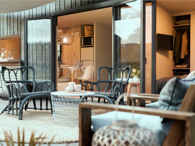 Khu vực hiên kết nối với phòng bếp với hệ thống cửa kéo. Nhà Tenzo có giá từ 38.064 USD, được bán tại thị trường châu Âu. Tuy nhiên, mỗi đơn hàng phải đặt ít nhất 8 căn.