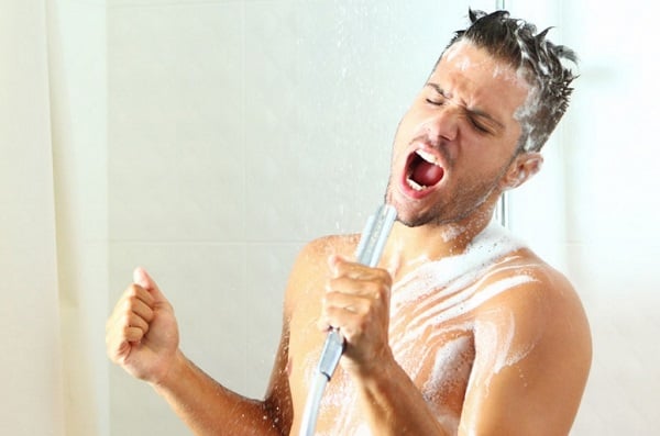 Tắm ngay sau khi vừa đi nắng về làm tăng nguy cơ bị đột quỵ (Ảnh minh họa)