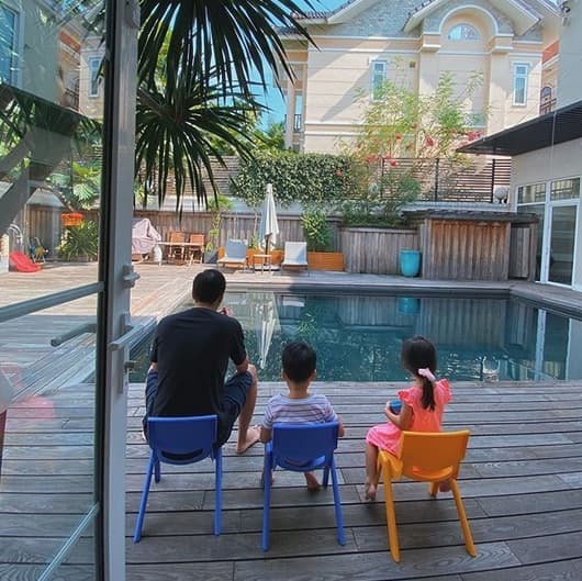 Khuôn viên biệt thự còn có cả bể bơi riêng như khu nghỉ dưỡng.
