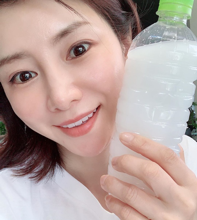 Nhằm giúp duy trì độ ẩm và se khít lỗ chân lông, Masako Mizutani rửa mặt bằng nước vo gạo mỗi ngày. Thói quen này khiến các vết nám, tàn nhang giảm rõ rệt. Khi nấu cơm, nàng mẫu chiết lấy nước vo gạo lần thứ 2 rồi cất vào chai nhựa, để tủ lạnh. Cô chỉ dùng trong 1-2 ngày chứ không tích lâu. Nếu để lâu, nước sẽ bị chua, không tốt cho da.