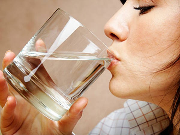 Uống đủ nước: Một lưu ý rất quan trọng vào mùa hè là bạn nên uống nhiều nước. Nước giúp hạ nhiệt cơ thể, nhờ đó giảm đổ mồ hôi. Hãy uống 3 - 4l nước mỗi ngày vào mùa hè.