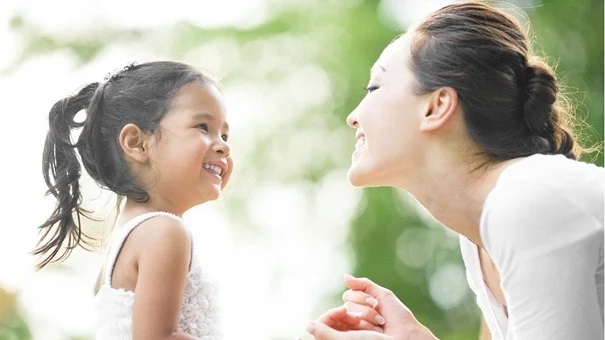 Cha mẹ có thể đặt những câu hỏi gợi mở để khuyến khích trẻ bộc lộ cảm xúc
