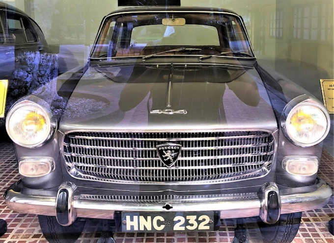 Để đi lại trong thành phố, vào những năm 1967 Bác thường đi chiếc Peugeot 404.