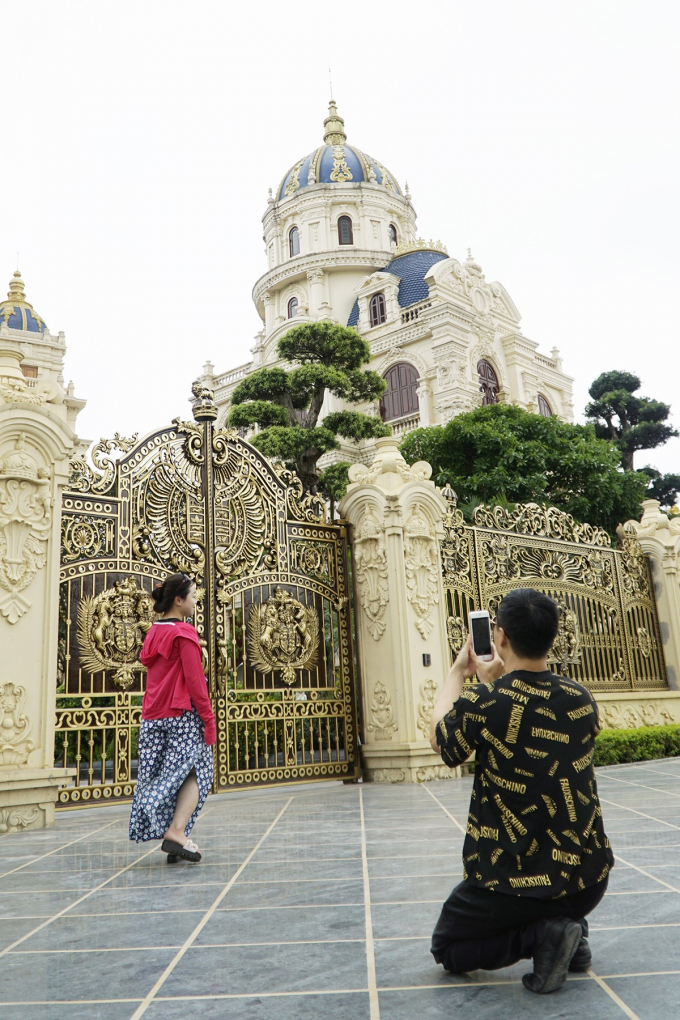 Rất nhiều người đi đường qua đây muốn chụp lại một tấm ảnh làm kỷ niệm