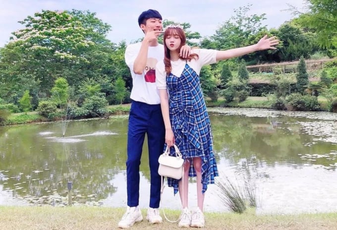 Nửa dưới đồng điệu: Nếu chỉ có áo phông cùng kiểu, cả hai vẫn tạo ra được đồ đôi ton-sur-ton. Bạn trai có thể chọn quần jeans với màu sắc tươi sáng hơn trong khi các cô gái diện váy kẻ sọc đồng điệu. Công thức này giúp các cặp tạo nên không khí dễ chịu, vui tươi.