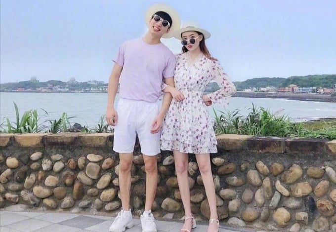 Phối theo họa tiết hoa: Khi đi du lịch, những chiếc váy in họa tiết hoa nhí thường được các cô gái ưa chuộng. Nếu không muốn trông 