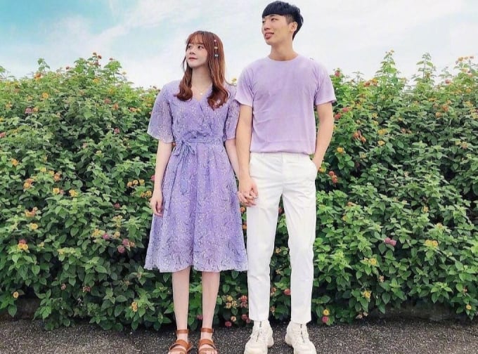 Tông tím lãng mạn: Khi du lịch, các cặp thường có xu hướng diện đồ đôi để thể hiện sự đồng điệu. Nhiều cô gái áp dụng công thức quần jeans và áo phông. Tuy nhiên, cách phối đồ này đã lỗi thời, không giúp các cặp yêu nhau thể hiện cá tính. Khi tông tím nhạt đang 