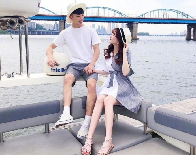 Cùng họa tiết: Trong dịp nắng nóng, những chiếc váy cổ chữ V giúp phái đẹp thêm mát mẻ và thân hình trông thon gọn hơn. Bạn có thể tạo thêm điểm nhấn bằng cách chọn bộ váy mang hai phần khác biệt và kèm theo chi tiết thắt nơ. Trong khi đó, bạn trai nên kết hợp với quần đồng hoạ tiết. Chiếc mũ fedora là 