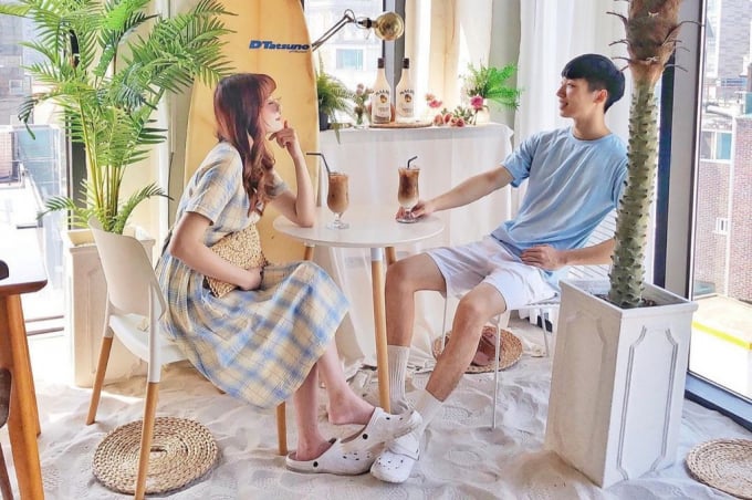 Phối theo đường kẻ: Họa tiết kẻ caro vẫn chưa có dấu hiệu hạ nhiệt trong mùa hè này. Chiếc váy mang màu sắc tươi sáng có thể đóng vai trò quan trọng trong việc tôn da cho bạn nữ. Trong khi đó, phái mạnh chỉ cần mặc áo phông có màu sắc tương đồng với đường kẻ của váy.