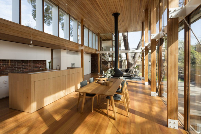 Nhà được thông gió tự nhiên và sử dụng chất liệu nội thất chủ yếu là gỗ sồi.
