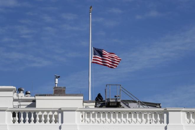 Mỹ treo cờ rủ tưởng nhớ nạn nhân COVID-19. (Ảnh: AP)