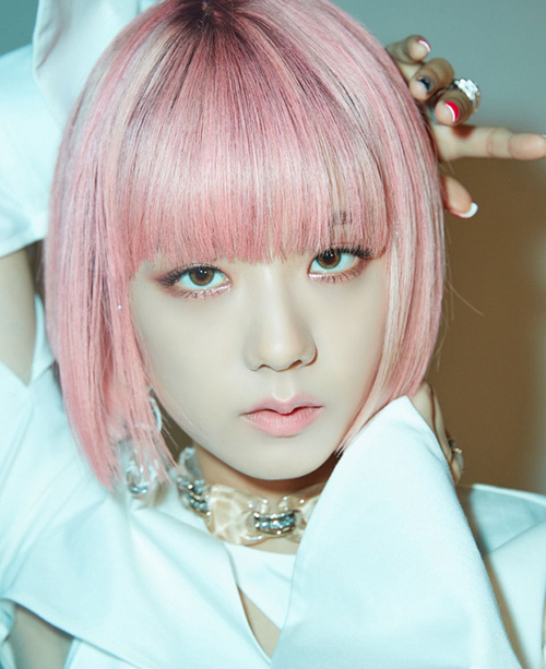 Ji Soo hợp hơn cả với những màu tóc trầm sang trọng. Trong lần hiếm hoi thử đội tóc giả, chị cả Black Pink chọn được mái tóc với sợi mỏng, tông màu pastel hợp với màu son nên khá tôn mặt, mang đến diện mạo khác biệt.