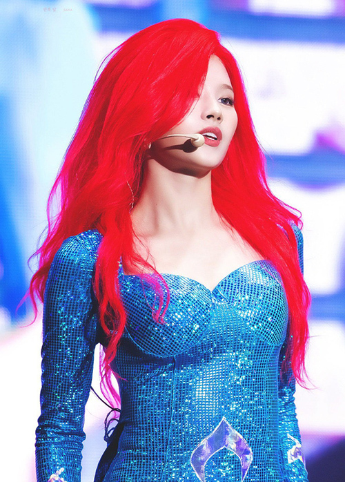 Các sợi tóc cứng xơ của mái tóc màu đỏ rực khiến nữ idol nhận không ít lời chê.