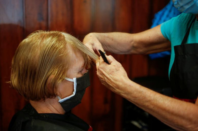 Donna Ferraro cắt tóc cho khách hàng tại Salon Passions ở Cave Creek, bang Arizona, ngày 11/5.