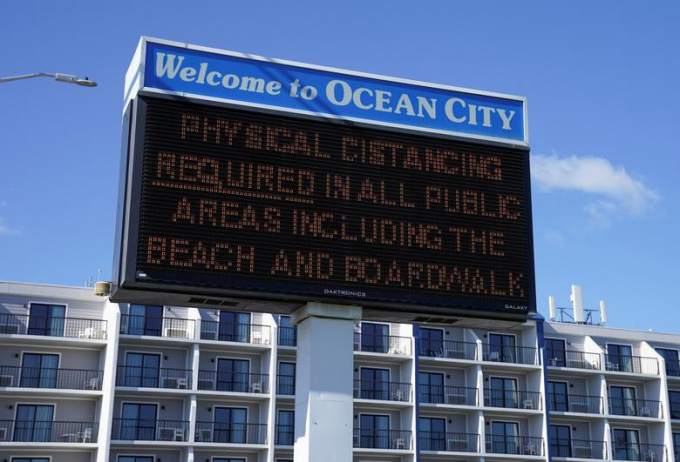 Tấm biển chào đón du khách trong ngày đầu tiên nới lỏng hạn chế tại Ocean City, Maryland, ngày 9/5.