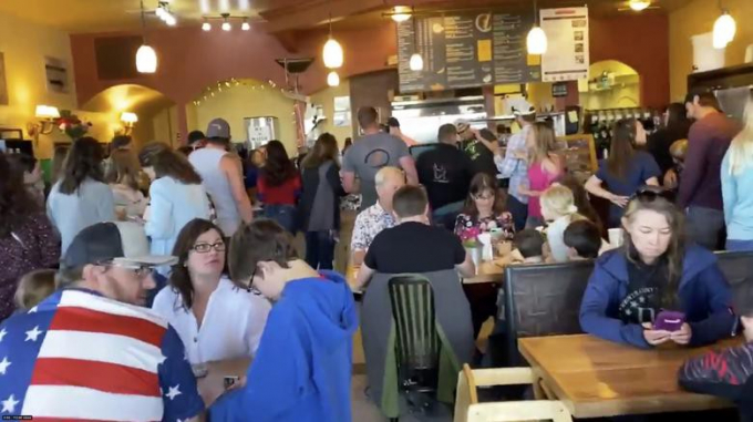 Nhà hàng Castle Rock ở Colorado đông đúc hơn hẳn trong ngày kỷ niệm Ngày của Mẹ, hôm 10/5.