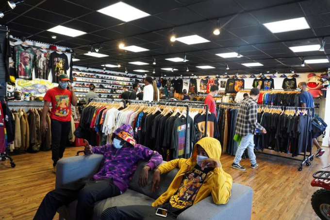 Mọi người đeo khẩu trang trong một cửa hàng quần áo Petty Cash ở Houston, Texas, ngày 1/5 sau khi được mở cửa trở lại.