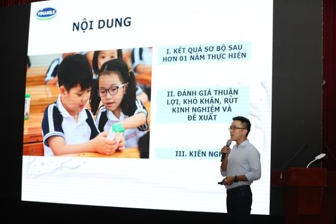 Ông Nguyễn Quang Thái, Giám đốc Phát triển Hoạt động Cộng đồng Vinamilk báo cáo về việc triển khai chương trình sữa học đường trong thời gian vừa qua tại Hà Nội.