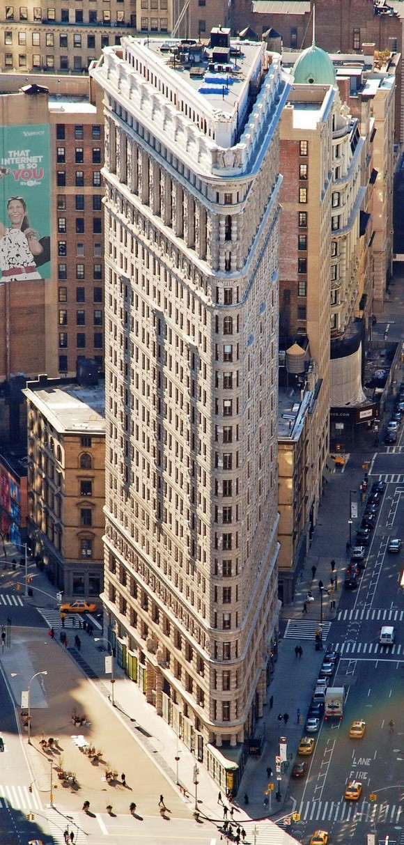 Tòa nhà Flatiron (tọa lạc tại 175 Đại lộ số 5 ở quận Manhattan, thành phố New York) được coi là một tòa nhà chọc trời mang tính đột phá với cấu trúc tam giác, một đầu “siêu mỏng”.