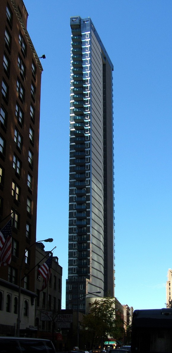 Tòa nhà Icon ở khu Manhattan (New York) không giống như bất cứ chung cư nào từng xây trước đó. Tòa gồm 43 tầng, có kiến trúc nổi bật. Mỗi tầng của tòa đều có 3 phòng và mỗi phòng nằm ở một góc của tòa nhà, tận dụng tối đa tầm nhìn tuyệt đẹp qua những bức tường kính.