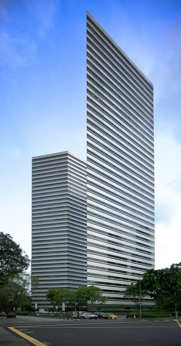 Tòa Gateway cao 37 tầng (150m) nằm trên đường Beach Road tại khu Downtown Core ở Singapore được Hội đồng Thư viện quốc gia mô tả là 
