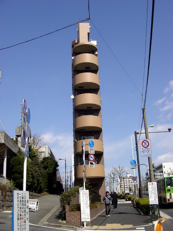 Tòa nhà siêu mỏng có ban công hình bán nguyệt nằm ở quận Ushigome của thành phố Kisarazu (Nhật Bản).