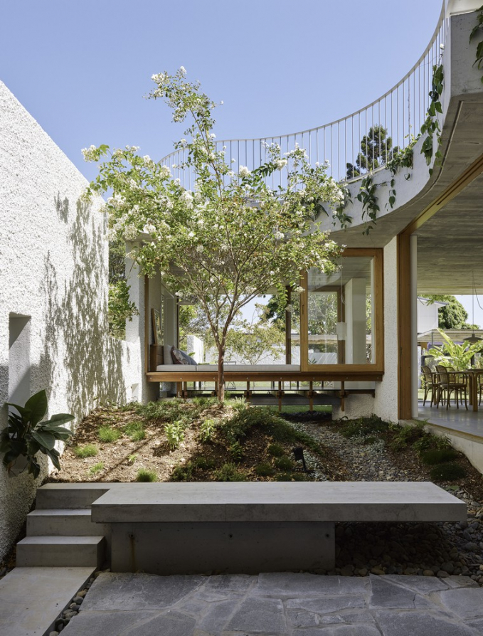 Với thiết kế “vườn trong nhà”, công trình thậm chí còn “bắt kịp” xu hướng kiến trúc ngày càng thịnh hành trong xã hội.