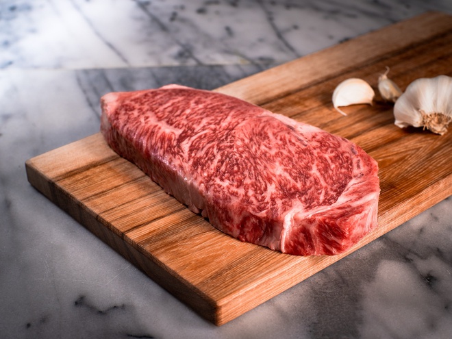 Kỹ thuật nuôi dưỡng đặc biệt khiến thịt bò Kobe có hương vị rất đặc trưng. Ảnh: Live Japan.