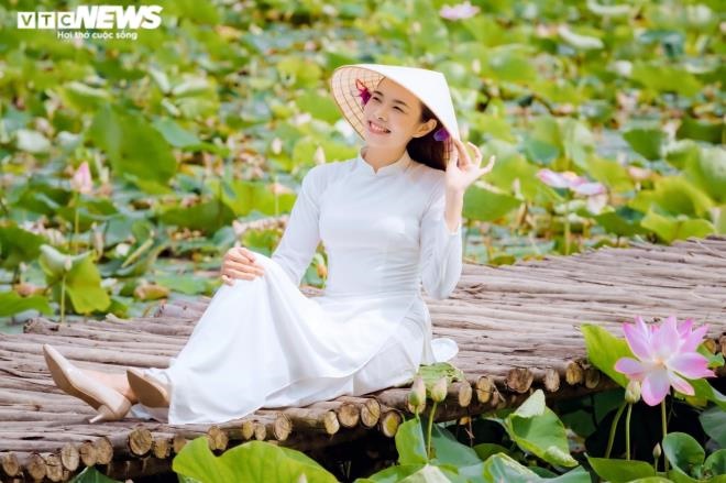 Thiếu nữ dịu dàng với áo dài trắng chụp tại đầm sen ở Ninh Bình