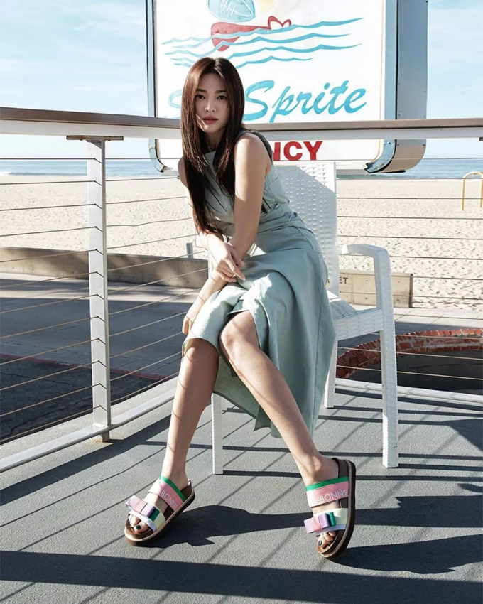 Trong bộ hình quảng bá thời trang mùa hè, Song Hye Kyo đi loạt sandals 