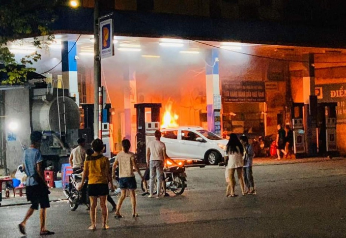 Khoảng 23h ngày 27/5, cây xăng Hào Nam, phường Chợ Dừa, quận Đống Đa, Hà Nội bốc cháy dữ dội.
