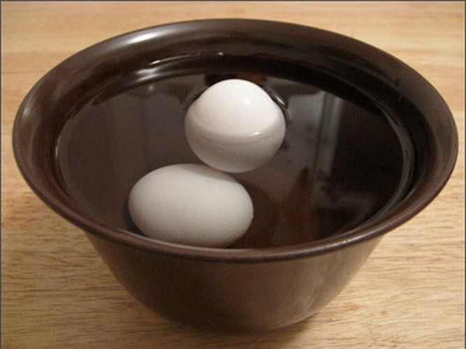 Quả trứng nổi có thể là trứng công nghiệp bị tẩy trắng hoặc đã cũ.