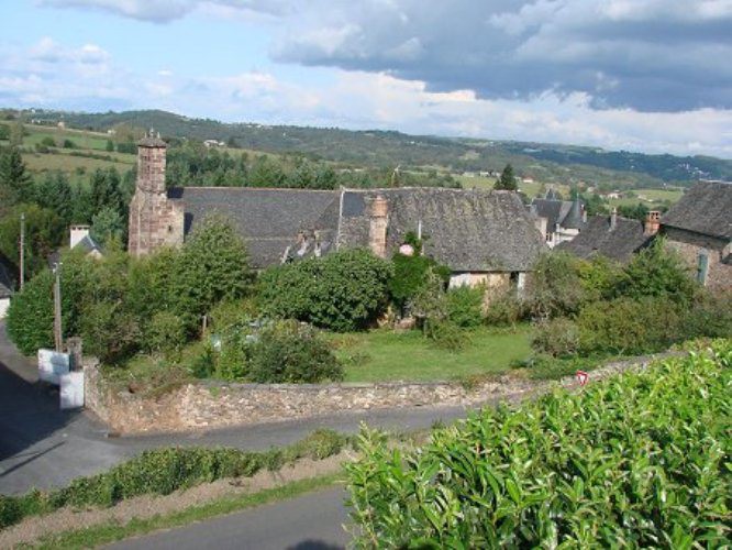 Những bất động sản này bà đã chia cho các con, chỉ giữ lại lâu đài và trang trại ở Charbrignac, gồm 160 mẫu đất với một đàn bò gần trăm con.
