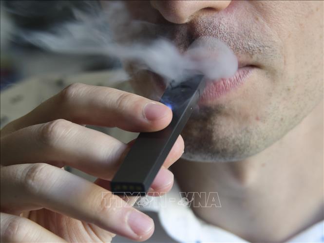 Người dân hút thuốc lá điện tử tại Washington, DC, Mỹ. Ảnh: AFP/TTXVN