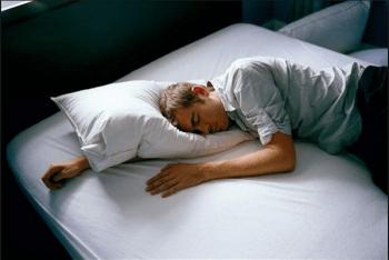 Một nghiên cứu được công bố trên Tạp chí của Hiệp hội Tim mạch Hoa Kỳ năm 2018 cho thấy ngủ nhiều hơn tám giờ có thể làm tăng đáng kể nguy cơ mắc bệnh tim mạch (CVD) của một người. Ảnh: Best of life online.