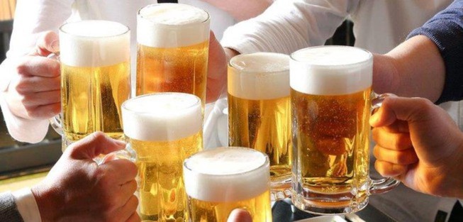Uống quá nhiều rượu bia có thể làm tăng huyết áp và nồng độ chất béo trung tính trong máu. Đây là 2 yếu tố làm tăng rủi ro đau tim.