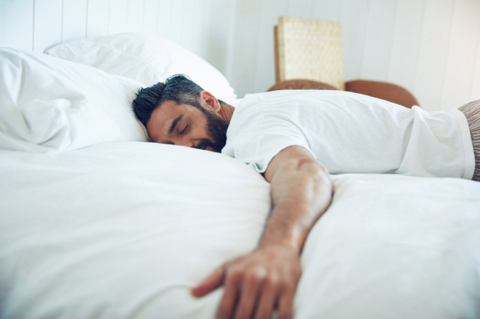 Thiếu ngủ khiến cơ thể mệt mỏi nhưng nếu bạn ngủ quá nhiều cũng không hề tốt cho sức khỏe tim mạch.