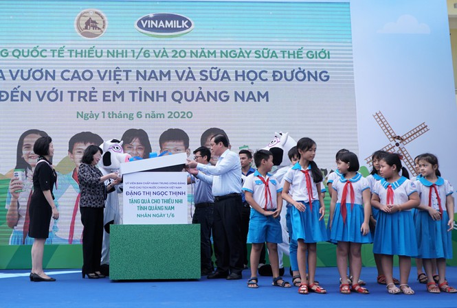 Phó Chủ tịch nước Đặng Thị Ngọc Thịnh; lãnh đạo tỉnh Quảng Nam và đại diện Vinamilk mở món quà đặc biệt tặng học sinh Quảng Nam trong ngày 1/6
