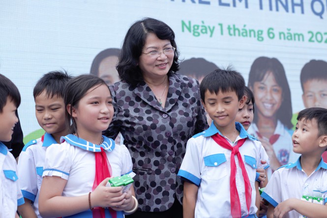 Học sinh tiểu học tỉnh Quảng Nam nhận sữa từ Phó Chủ tịch nước