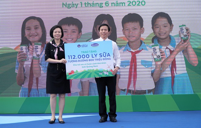 Bà Bùi Thị Hương, Giám đốc Điều hành Vinamilk trao bảng tượng trưng 112 nghìn ly sữa cho lãnh đạo Sở LĐ-TB&XH tỉnh Quảng Nam