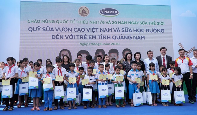 Lãnh đạo Nhà nước và địa phương trao 50 suất học bổng cho trẻ em ở Quảng Nam